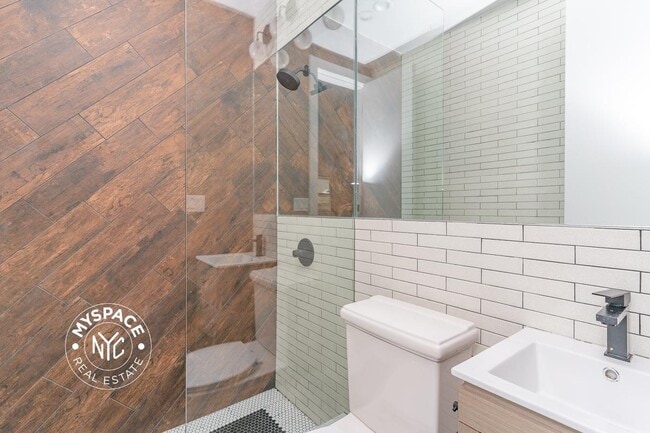 Building Photo - 644 Lorimer St