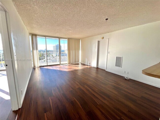 Building Photo - 7601 E Treasure Dr