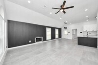 Building Photo - 15411 Town Green Dr