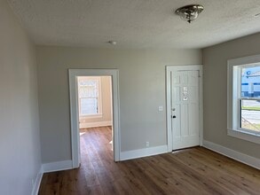 Building Photo - 105 Cross St