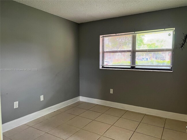 Building Photo - 8879A Fontainebleau Blvd