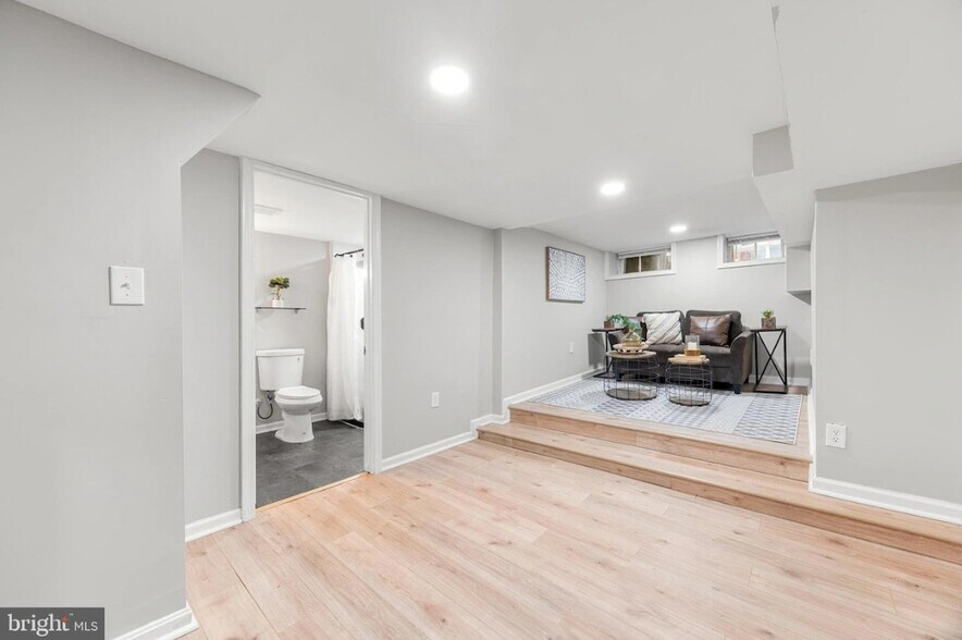 Building Photo - 4633 Kernwood Ave