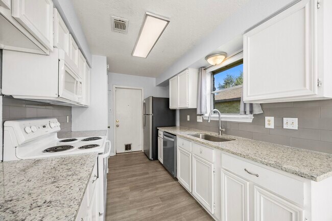 Building Photo - 10231 Gulfstream Ln
