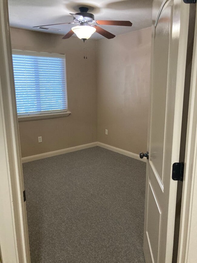 Building Photo - Cedar Park Townhome