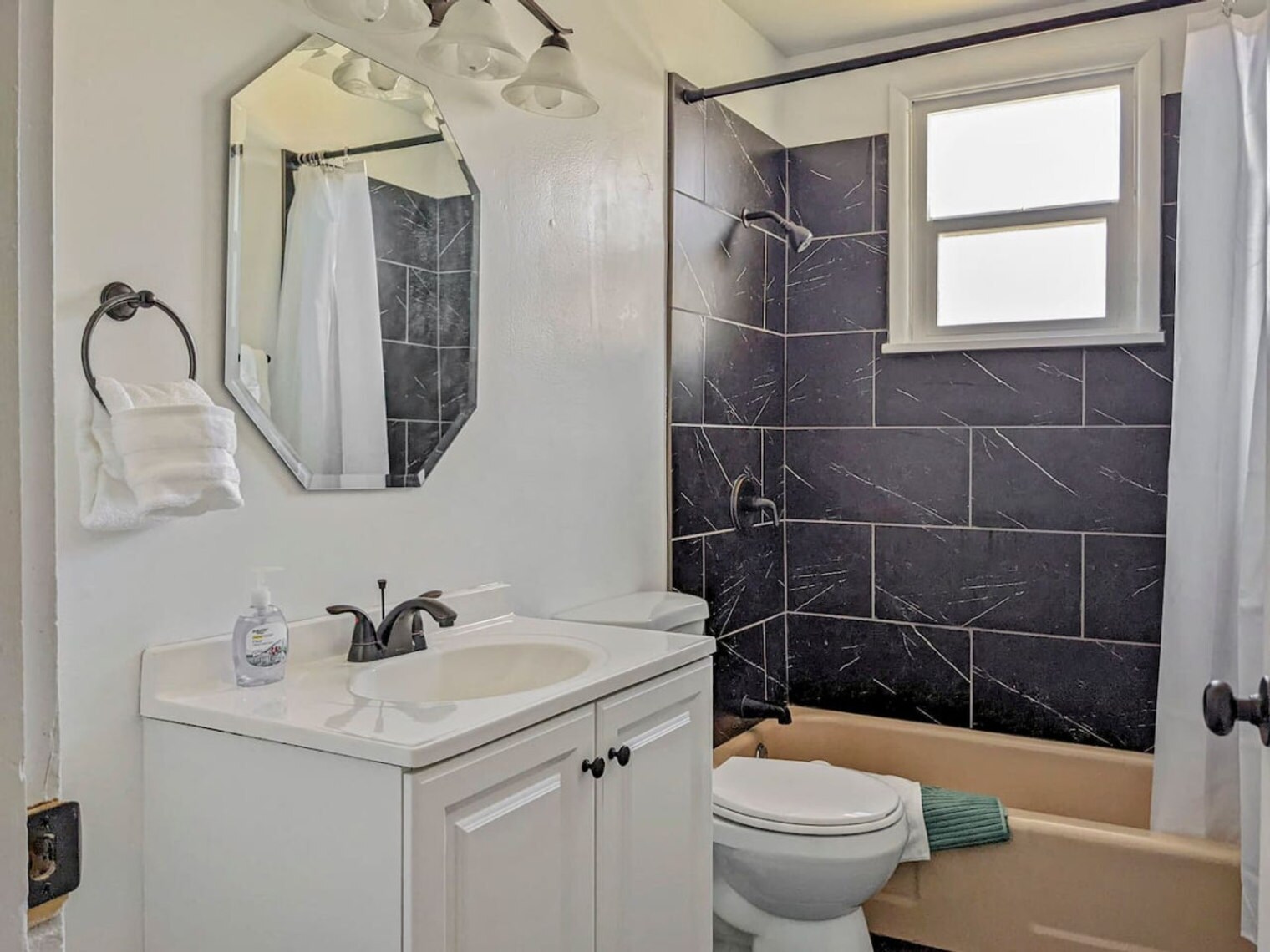 Building Photo - 170 E 100 N