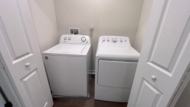 Building Photo - Gorgeous 3-Bed Townhome with Private Yard ...