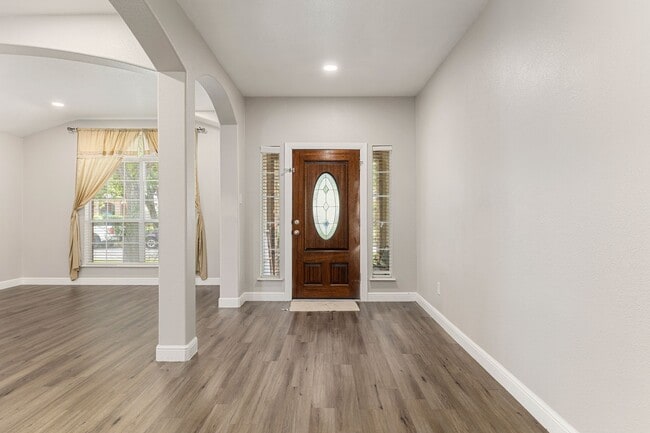 Building Photo - 9431 Water Edge Point Ln