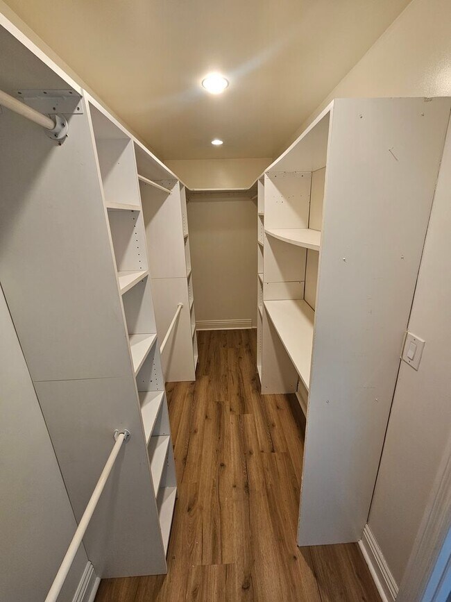 Building Photo - 3-bedroom, 2-bathroom home located in the vibrant city of Long Beach