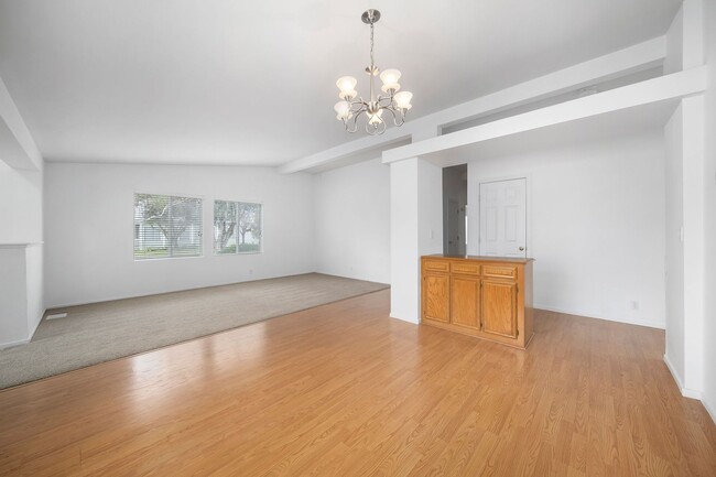 Building Photo - Large 3/2 Home in 55 & Older Community