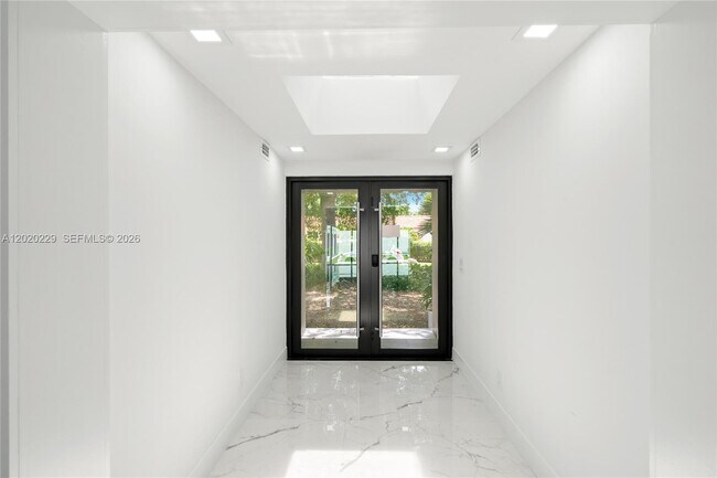 Building Photo - 112 E 1st Ct