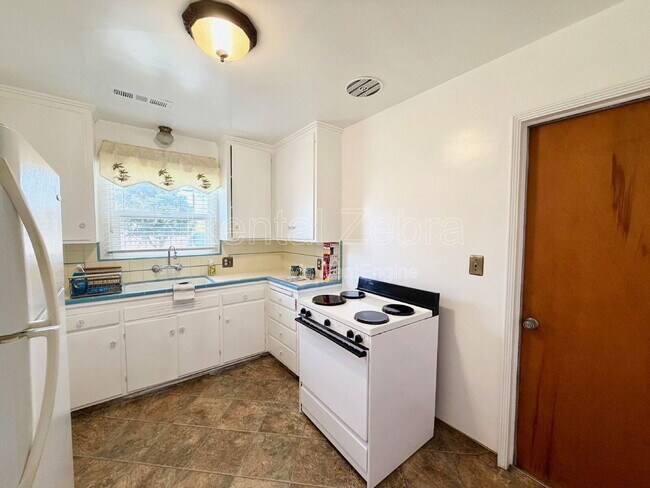 Building Photo - 1421 W 21st St