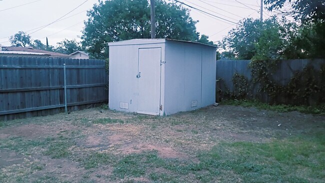 Building Photo - 312 McKnight Dr