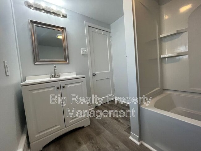 Building Photo - 513 Center St