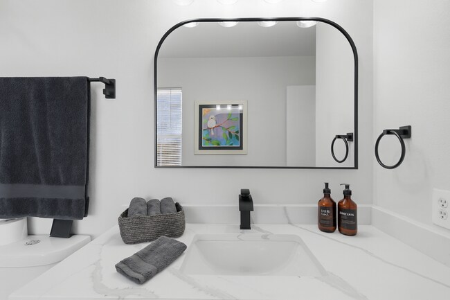 Building Photo - 4 bed with back yard in great East side location.