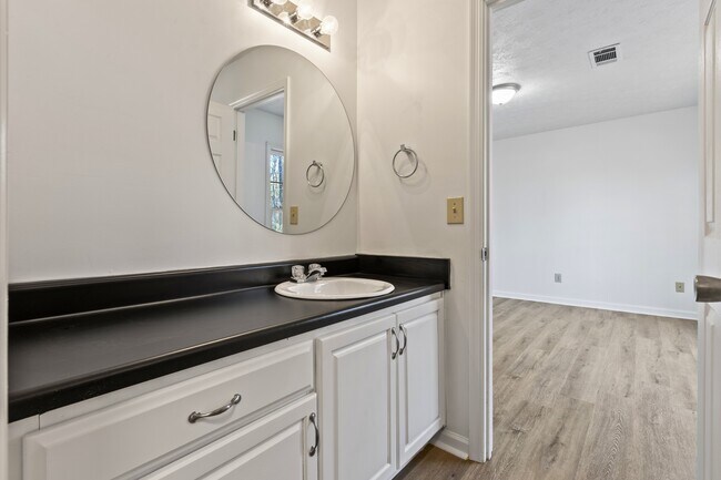 Building Photo - 463 Reede St