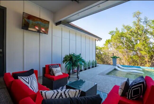 Building Photo - 1025 Scenic View Dr