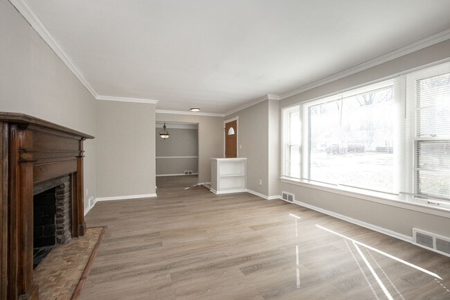 Building Photo - Spacious 3 bedroom/2 bath Cleveland Hts single family house!