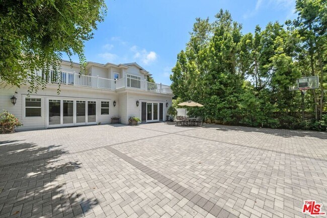 Building Photo - 453 S Bentley Ave