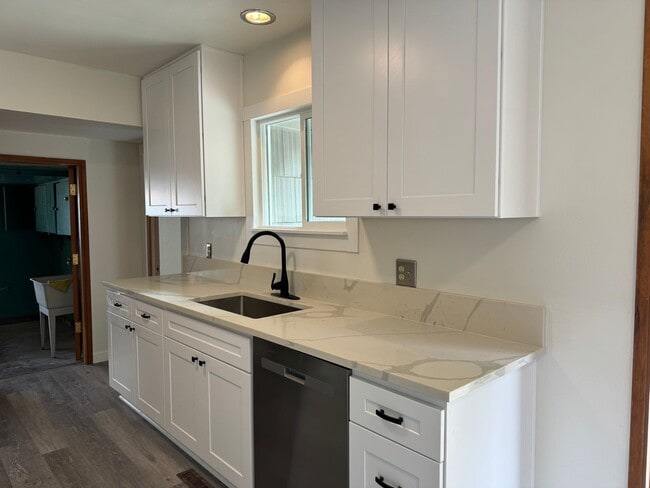 Building Photo - Beautiful 3 bedroom 1.5 bath house with a huge yard!