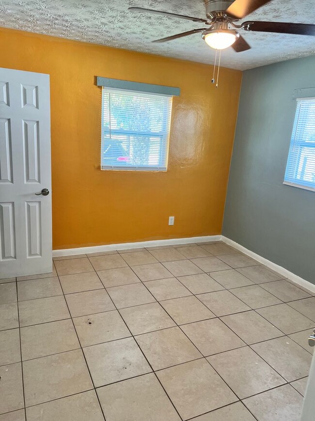 Building Photo - 2 BEDROOM, 1 BATH UNIT AVAILABLE- NEWLY RE...