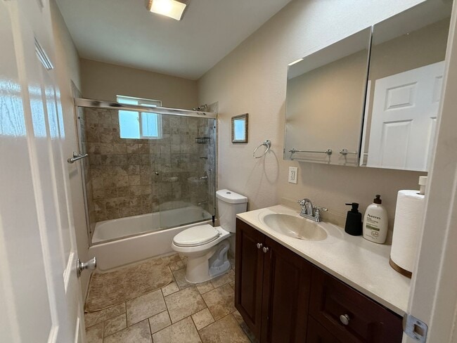 Building Photo - Spacious & Updated 2 BR / 1 BA Home in North Oakland – Move-In Ready!