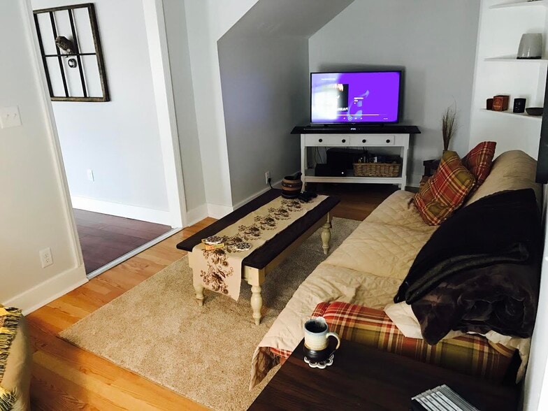 Building Photo - 318 School St