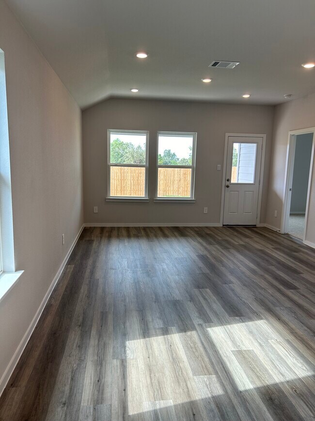 Building Photo - 329 Pickel Dr