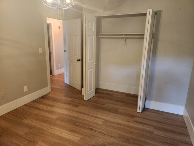 Building Photo - 604 Broad St