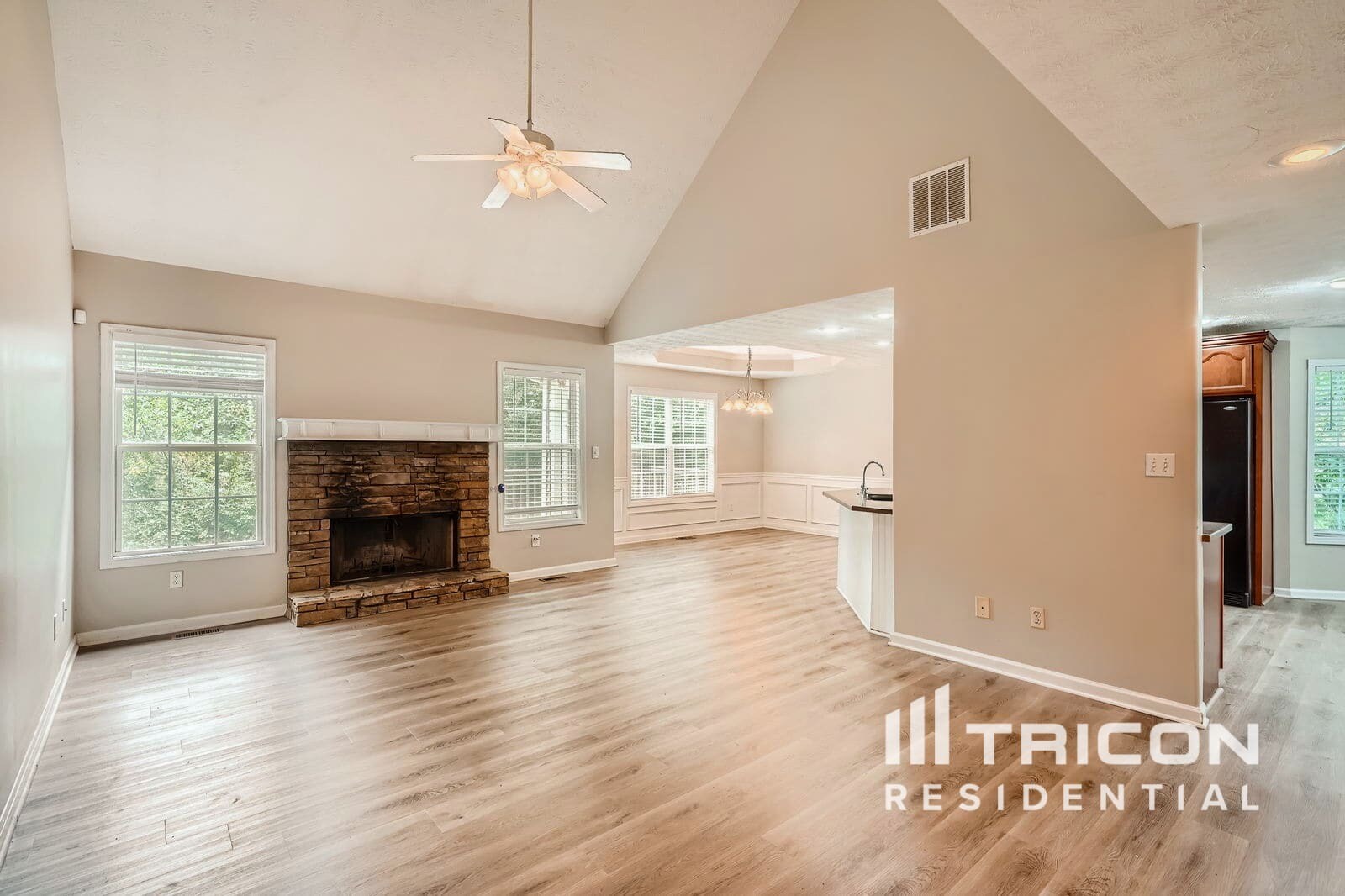Building Photo - 930 Willow Hollow Dr