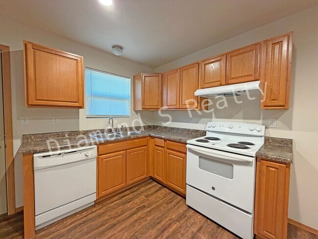 Building Photo - Cute and Clean 3 Bedroom Home Available!