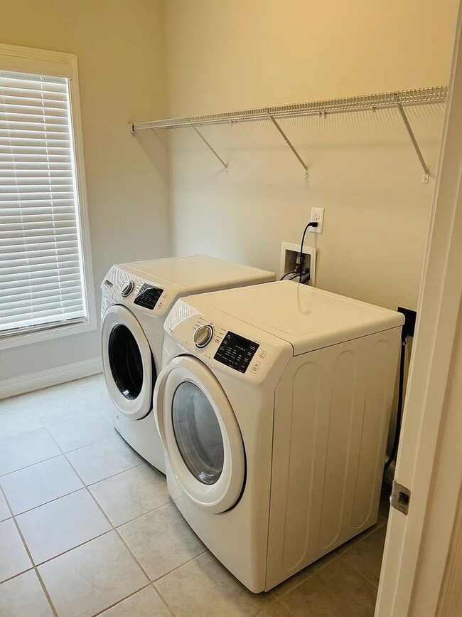 Building Photo - Charming 3BR/2.5BA Townhome located in Cab...