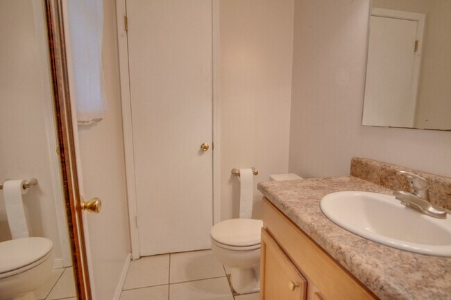 Building Photo - Completely updated 2 bedroom town home Loc...