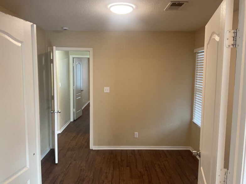 Building Photo - 736 Autumn Meadows Dr