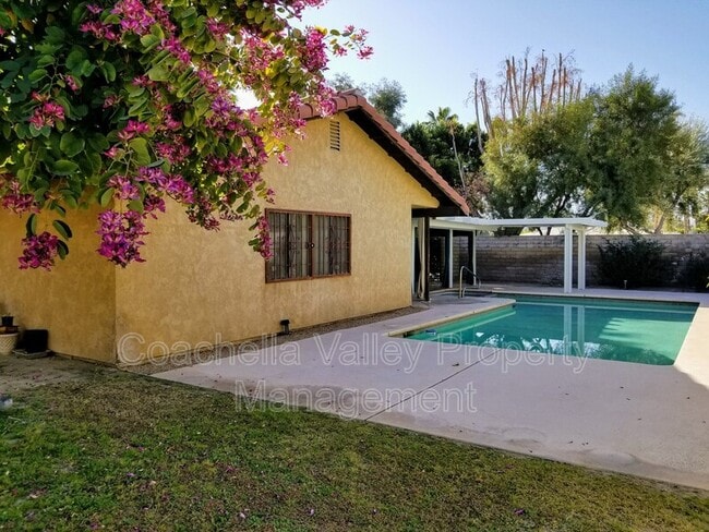 Building Photo - 567 N Hermosa Dr