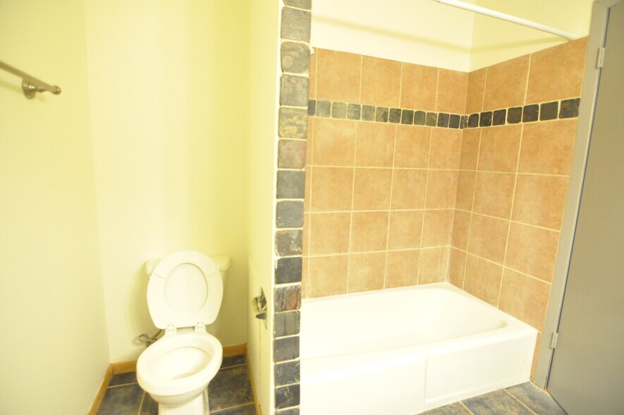 Building Photo - 46 Lakewood Garden Ln