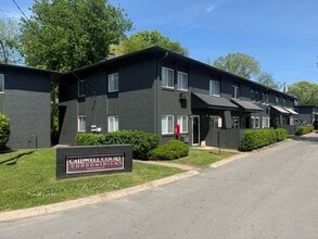 Building Photo - 1 Bed / 1 Bath Renovated Condo in South Nashville! Close to laundry! Surrounded by woods!