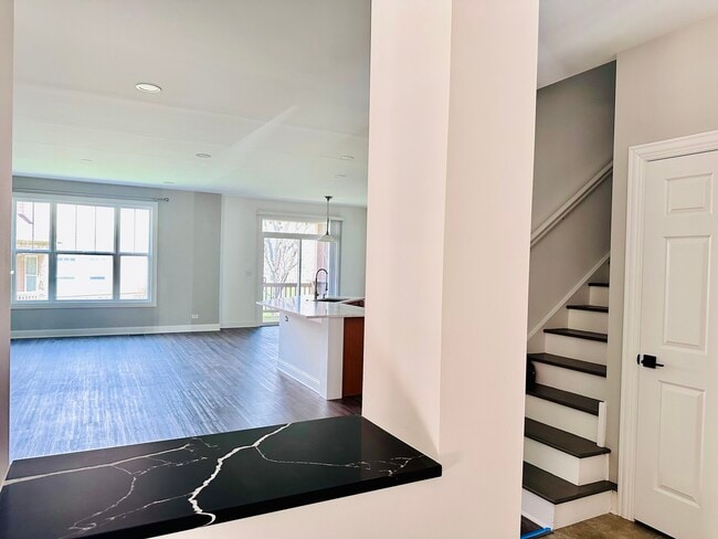 Building Photo - 1875 Crenshaw Cir