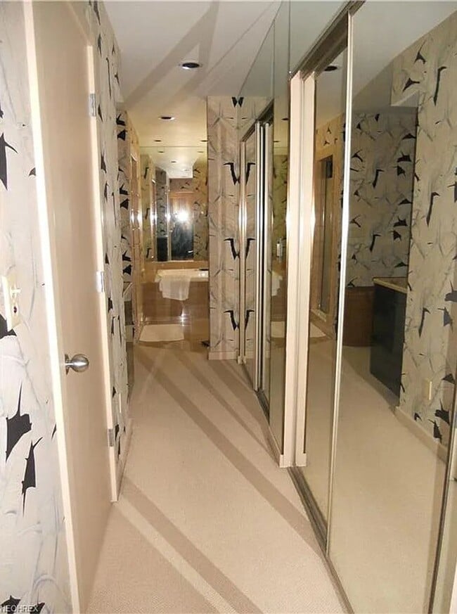 Building Photo - 955 Royal Arms Dr