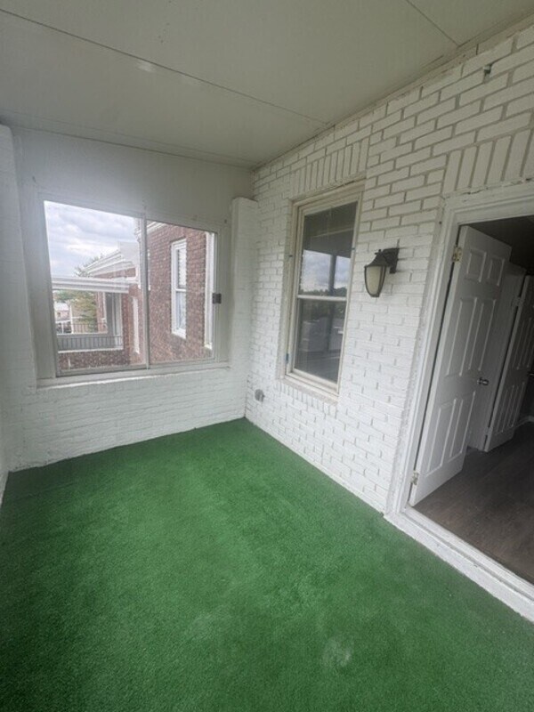 Building Photo - 2917 Poplar Terrace