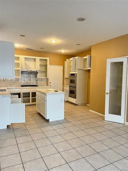 Building Photo - 28379 Hillsdale Ave