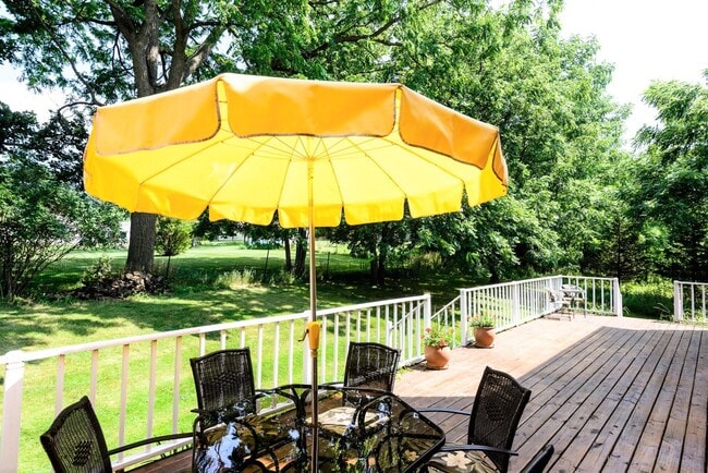 Building Photo - W280N1690 Golf View Dr