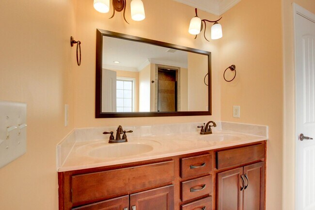 Building Photo - Stunning Five Bedroom With Hardwoods, Fireplace and Covered Patio in Sunset Meadows