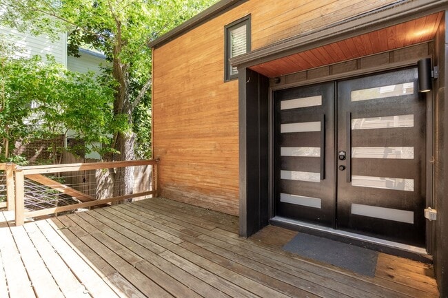 Building Photo - Ultra Modern Three Bedroom Home!