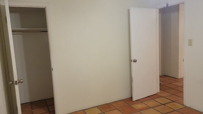 Building Photo - 3 Bed, 3 Bath with Downstairs Kitchenette ...