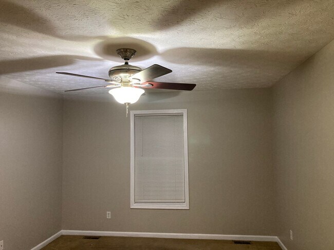 Building Photo - 128 Twin Lakes Dr