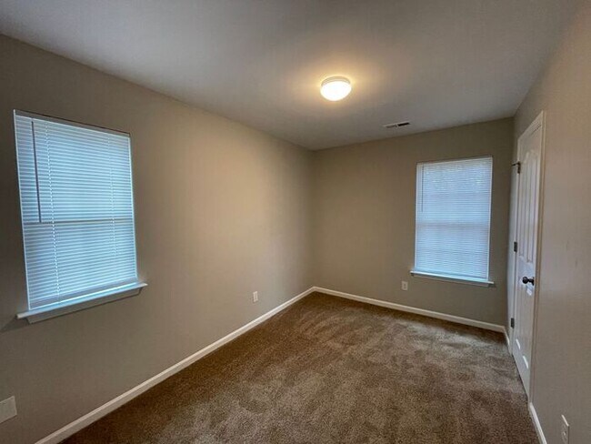 Building Photo - Spacious 4 bedroom, 2 full bath, 2 story town home