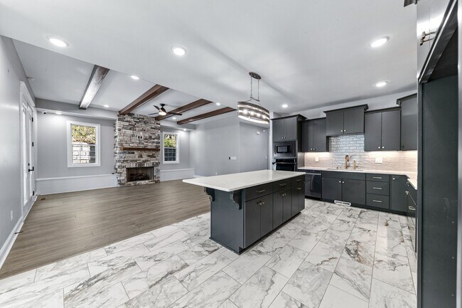 Building Photo - 601 Joyce Ave