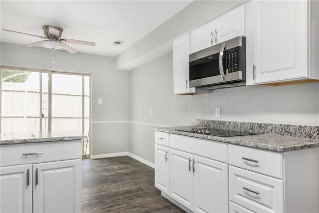 Building Photo - 2808 Golfing Green Dr