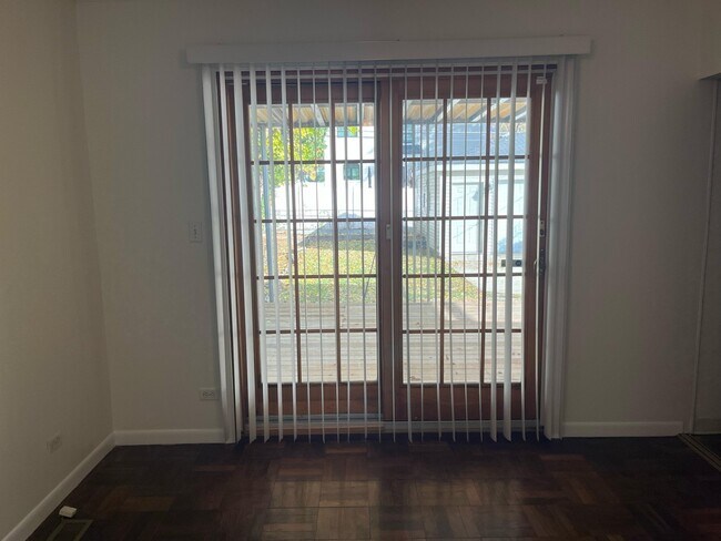 Building Photo - 883 S York St