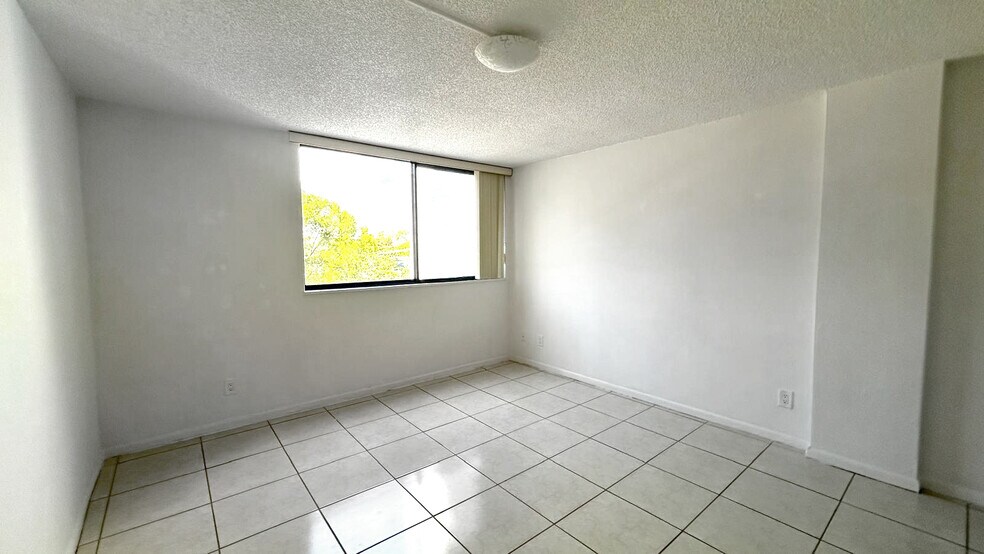 Building Photo - 2715 Tigertail Ave